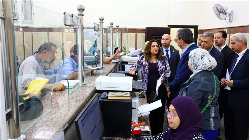 وزيرة التنمية المحلية تقوم بجولة مفاجئة على حي عابدين بالقاهرة لمتابعة سير العمل في المركز التكنولوجي