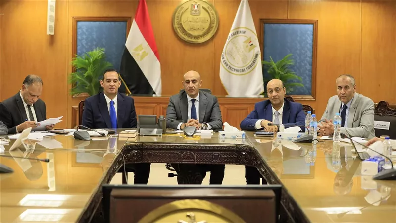  وزير التربية والتعليم يتابع امتحانات الثانوية العامة من خلال غرفة العمليات المركزية بالوزارة