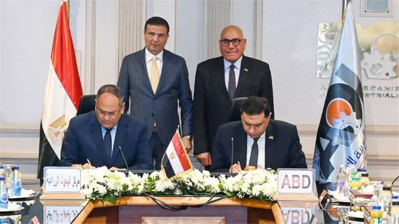 رئيس الهيئة العربية للتصنيع ووزير الزراعة يشهدان توقيع عقد اتفاق في مجال مشروعات التصنيع الزراعي وحماية البيئة