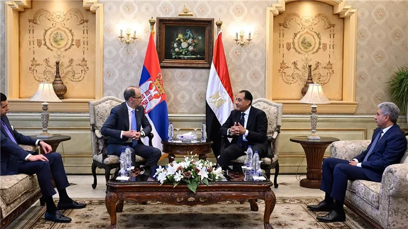 رئيس الوزراء يستقبل رئيس وزراء صربيا بمطار القاهرة الدولي
