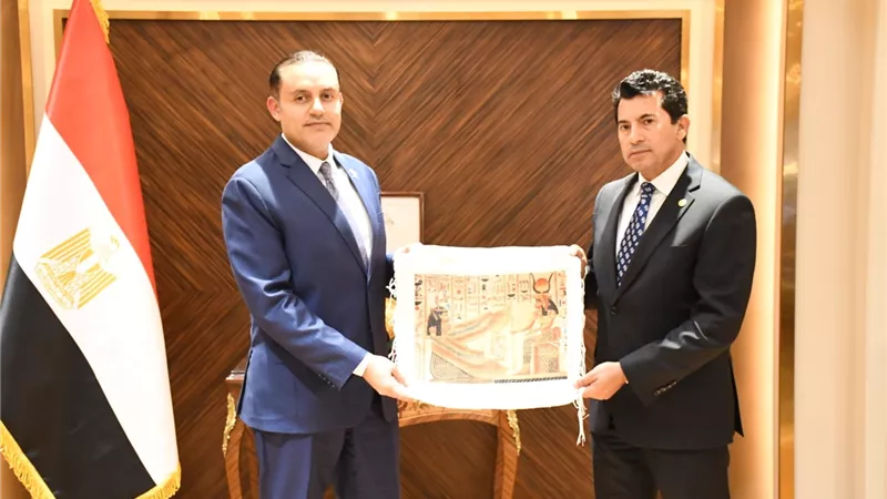 وزير الشباب والرياضة يستقبل السفير القطري بالقاهرة