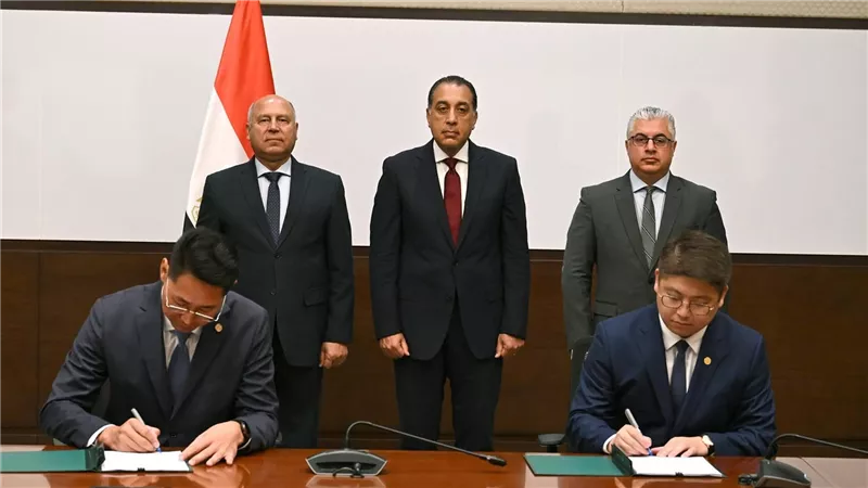 رئيس الوزراء يشهد توقيع عقد مشروع إقامة مجمع صناعي متكامل لإنتاج مستلزمات الطاقة الشمسية
