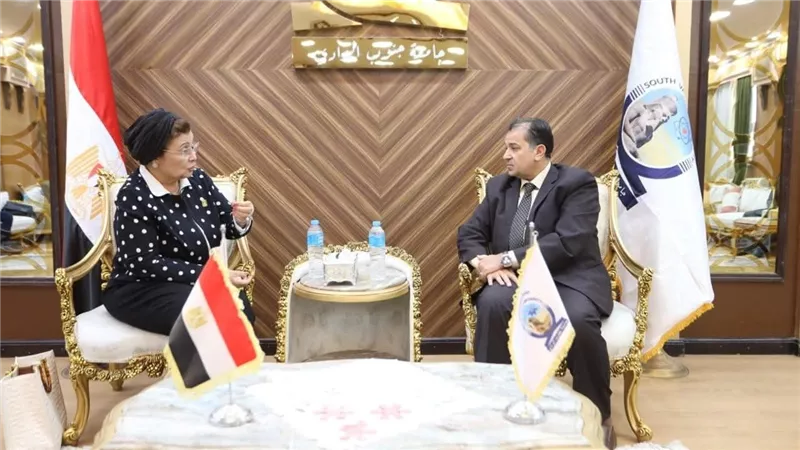 نائب وزير الصحة تبحث مع رئيس جامعة جنوب الوادي تعزيز التعاون لتحسين الخصائص السكانية