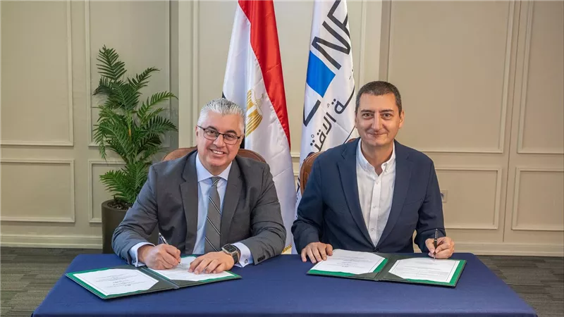 باستثمارات تبلغ 18 مليون دولار.. رئيس اقتصادية قناة السويس يوقع عقد مع شركة 