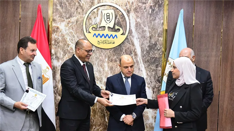 وزير العمل ومحافظ كفر الشيخ يسلّمان عقود عمل لذوي همم .. وشهادات لأوائل خريجي دورات تدريب مهني