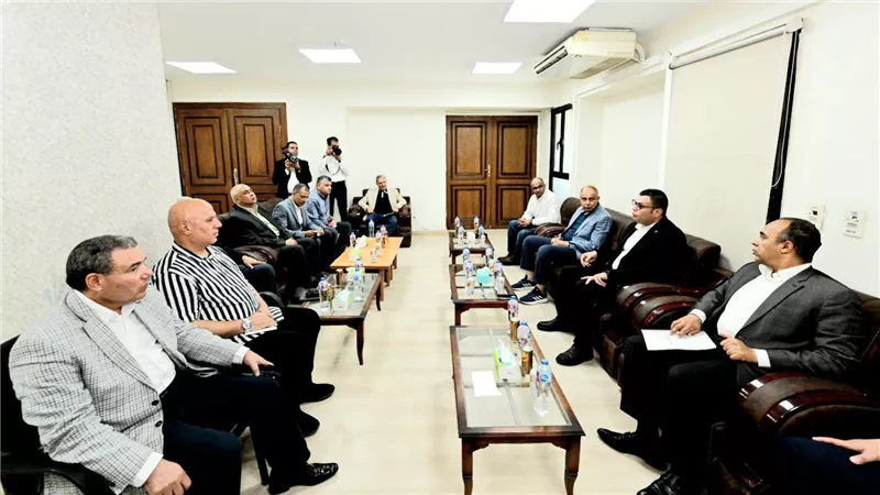 وزير الإسكان ومحافظ المنيا يعقدان اجتماعا مع نواب البرلمان عن المحافظة