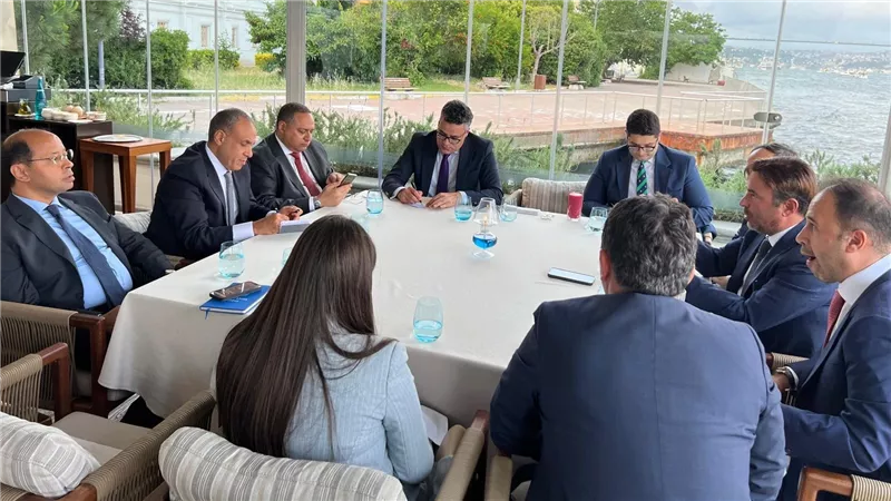  وزير الخارجية والهجرة يلتقي بمجموعة من رجال الأعمال الأتراك خلال زيارته لإسطنبول