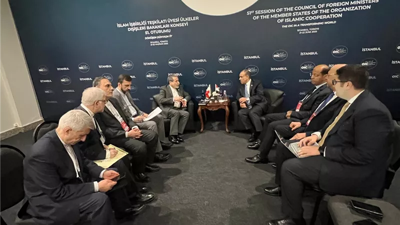 وزير الخارجية والهجرة يلتقي بوزير خارجية إيران في اسطنبول
