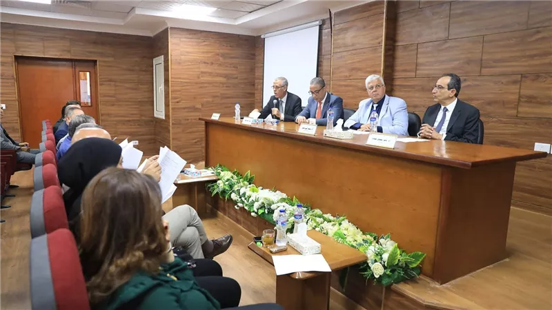 وزير التعليم العالي يعقد اجتماعًا مع رؤساء الجامعات الحكومية
