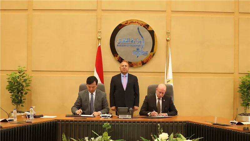 وزير الصناعة والنقل يشهد توقيع عقد بناء سفينتين جديدتين من سفن الصب الجاف