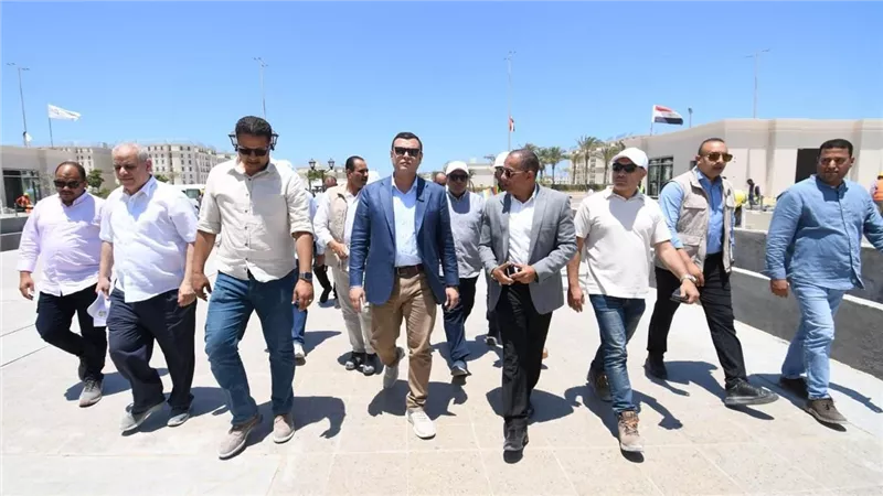 وزير الإسكان يتفقد كوبرى C19 والمدينة التراثية والمنطقة الشاطئية بمدينة العلمين الجديدة