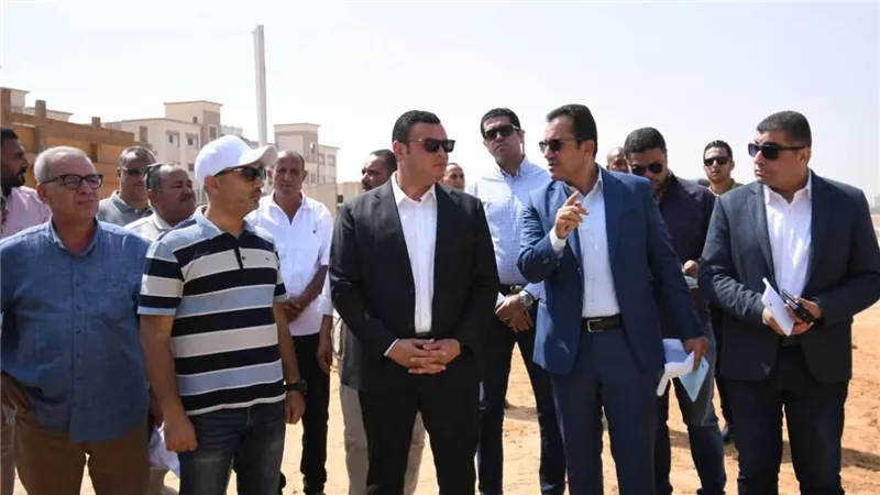 وزير الإسكان يبدأ جولة تفقدية بالعاشر من رمضان ويتفقد الطرق والمحاور ومشروع ديارنا السكني