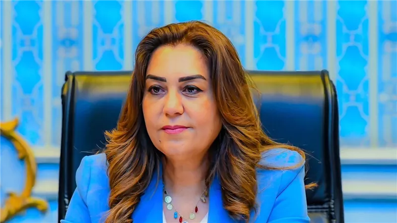 وزيرة التنمية المحلية تتلقى تقريراً حول مستجدات تحويل أتوبيسات النقل الجماعي بالقاهرة والإسكندرية للعمل بالغاز الطبيعي
