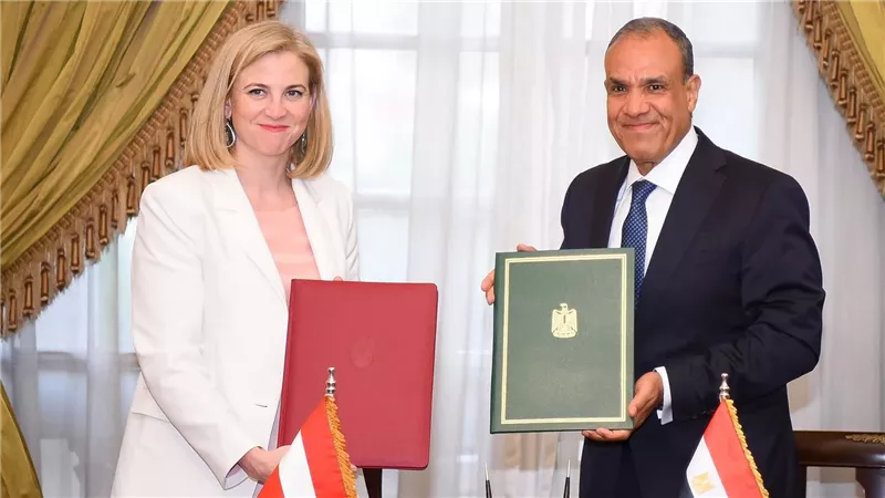وزير الخارجية والهجرة يجري مشاورات سياسية مع نظيرته النمساوية