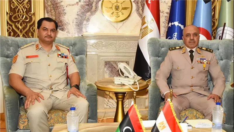 الفريق أحمد خليفة رئيس أركان حرب القوات المسلحة يلتقى رئيس أركان القوات البرية بالجيش الليبى