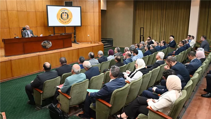 وزير الصناعة والنقل يوجه بضرورة العمل مع منتجي الأسمنت على سرعة تشغيل خطوط الإنتاج المتوقفة 