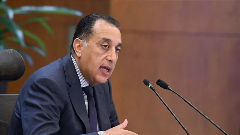 رئيس الوزراء يتابع مع وزير البترول مستجدات تقدم الأعمال الخاصة بتجهيز وربط وحدات التغييز