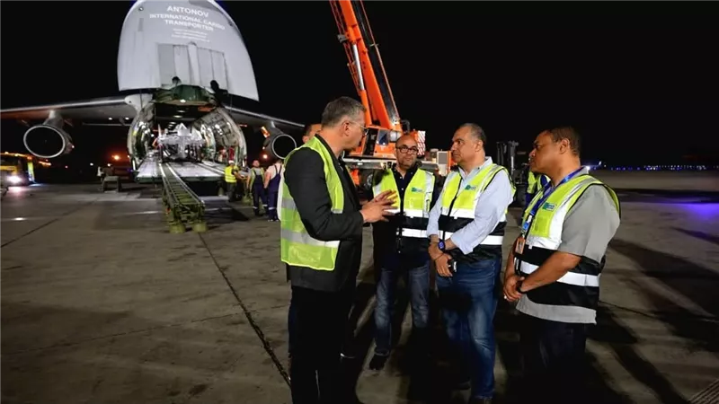 وزير البترول يشهد وصول ذراع التحميل البحري الأخير (Loading  Arm) إلى مطار القاهرة