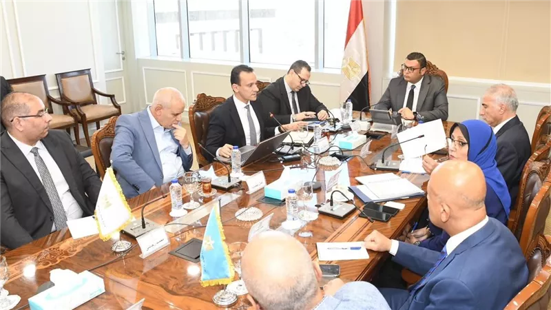 وزير الإسكان يعقد اجتماعًا لمتابعة آخر مستجدات إنشاء وحدتي 