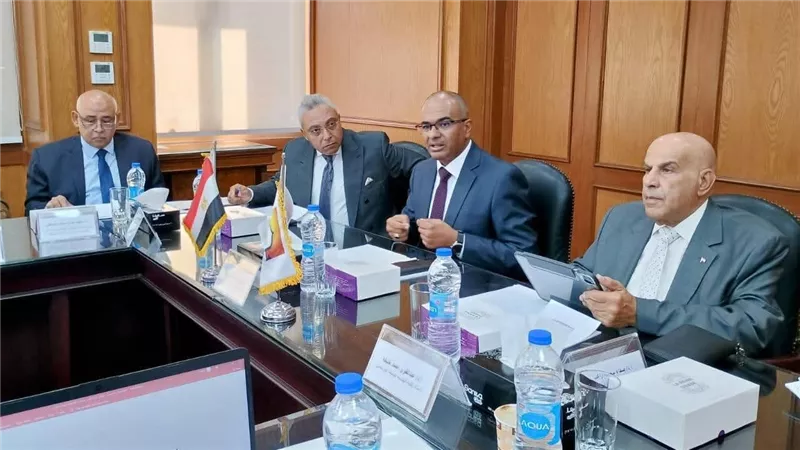نائب وزير الإسكان يعقد اجتماعًا مع اللجنة التنسيقية العليا لتحديث أكواد مياه الشرب والصرف الصحي