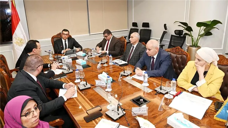 وزير الإسكان يتابع موقف مبادرتي 
