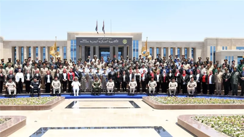 الفريق أحمد خليفة رئيس أركان حرب القوات المسلحة يشهد تخرج دورات جديدة من دارسى الأكاديمية العسكرية للدراسات العليا والإستراتيجية