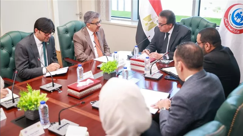 وزير الصحة يلتقي السفير الباكستاني لبحث التعاون في مبادرات الصحة العامة ومكافحة الأمراض الوبائية