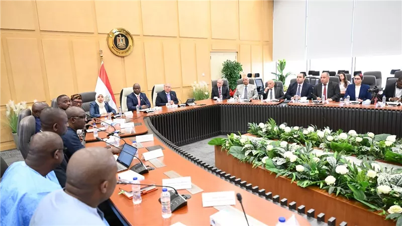  وزير الصناعة والنقل يلتقي وزير النقل والطيران بجمهورية سيراليون