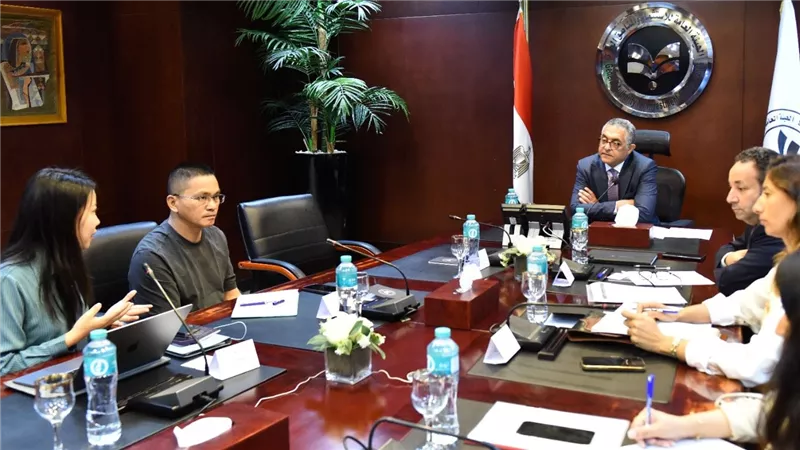  الهيئة العامة للاستثمار تبحث سُبل نقل سلاسل الإنتاج الصينية في قطاع الملابس إلى مصر
