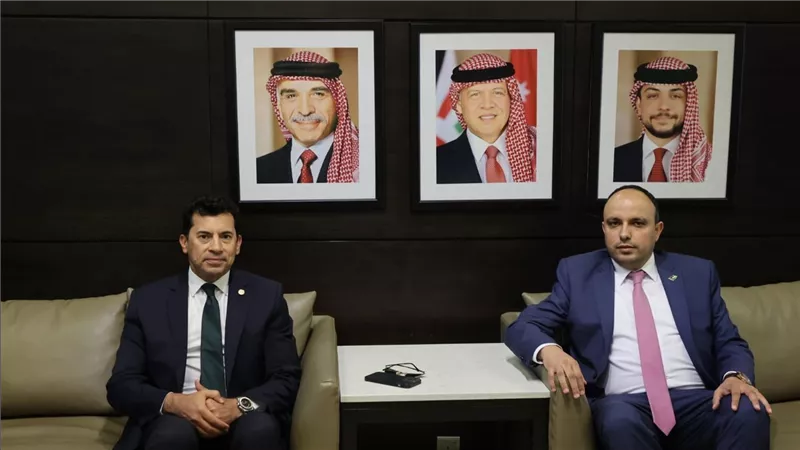 وزير الشباب والرياضة يصل إلى الأردن للمشاركة في تدشين الخطة التنفيذية للاستراتيجية العربية للشباب والسلام والأمن 