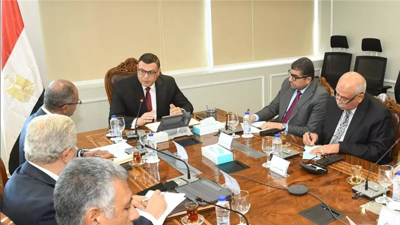 وزير الإسكان يتابع موقف عددٍ من مشروعات مرافق مياه الشرب والصرف الصحي بالمدن الجديدة والمحافظات
