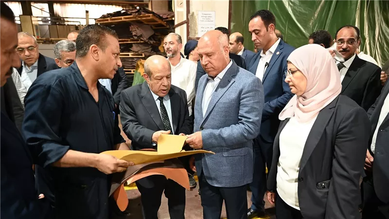 وزير الصناعة والنقل يفتتح مصنع لإنتاج الزجاج الهندسي
