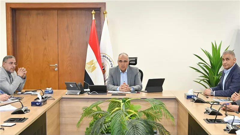 وزير الري يستعرض أحدث المعدات والتقنيات المستخدمة عالميًا في مجال تطهير وصيانة المجاري المائية