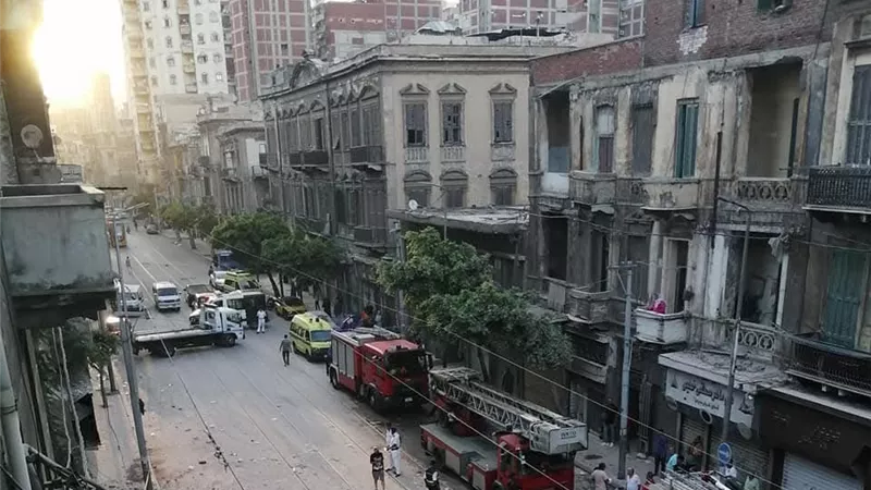 قصة عقار العطارين بالإسكندرية المنهار.. جثت تحت الأنقاض