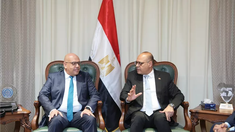 وزير العمل يلتقي وفدًا من شركة 