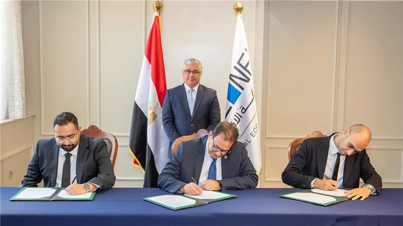 رئيس اقتصادية قناة السويس يشهد توقيع عقد توسعات مشروع شركة النيل لإعادة تدوير البلاستيك