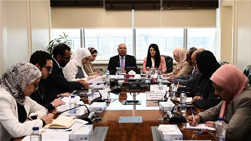 وزير الصناعة والنقل ووزيرة التخطيط في اجتماع تنسيقي موسع لوضع خارطة طريق للتعامل مع آلية تعديل حدود الكربون