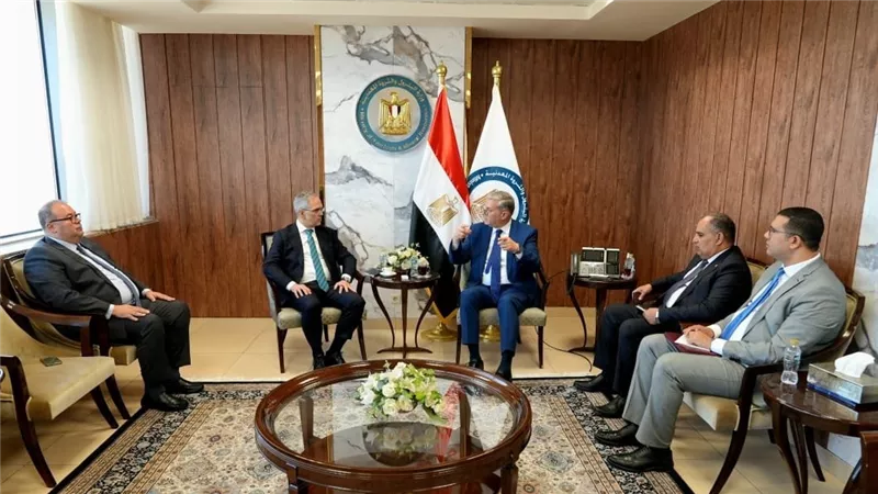وزير البترول يبحث مع شركة 