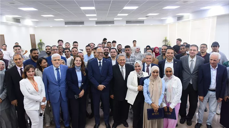 وزير العمل يُسلم شهادات إجتياز دورة تدريبية على مهنة 