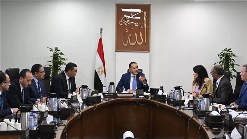 رئيس الوزراء يُتابع الخطة التنفيذية لمحطات تحلية مياه الساحل الشمالي الغربي