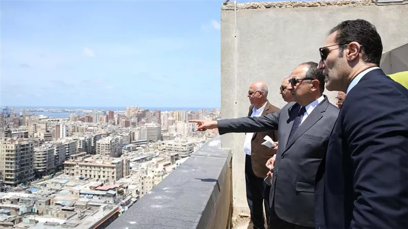 وزير قطاع الأعمال يجري جولة تفقدية لمبنى 