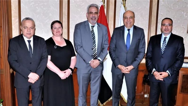 وزير الطيران يستقبل نائب رئيس 
