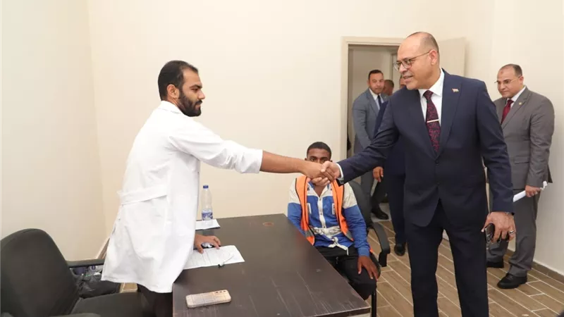 وزير العمل ومحافظ مطروح يتفقدان قوافل طبية تقدم خدمات صحية للعمالة غير المنتظمة بالعلمين