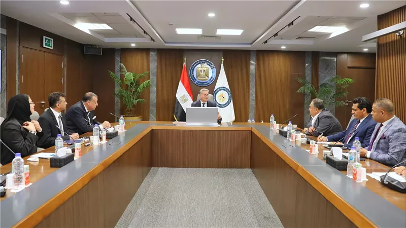 وزير البترول والثروة المعدنية يلتقي مجموعة من كُتاب الرأي وخبراء الاقتصاد والطاقة