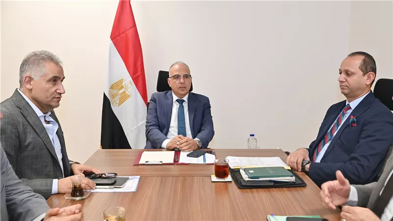  وزير الري يتابع أعمال إزالة الحشائش وورد النيل وإزالة التعديات على مجرى نهر النيل