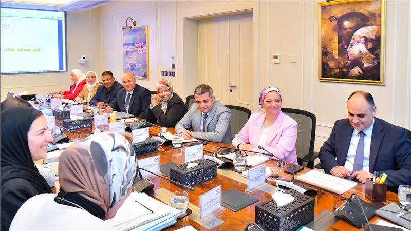 وزير الإسكان يعقد اجتماعًا مع مسئولي شركة 