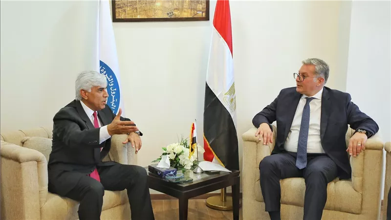 وزير البترول يلتقي رئيس مجلس إدارة الشركة العالمية لصناعة المواسير
