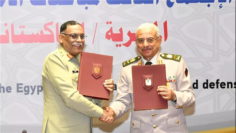 الفريق أول عبد المجيد صقر القائد العام للقوات المسلحة وزير الدفاع والإنتاج الحربى يلتقى رئيس هيئة الأركان المشتركة الباكستانية