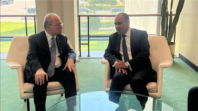 وزير الخارجية يلتقى مع رئيس الوزراء الفلسطيني على هامش أعمال المؤتمر الدولي رفيع المستوى للتسوية السلمية لقضية فلسطين