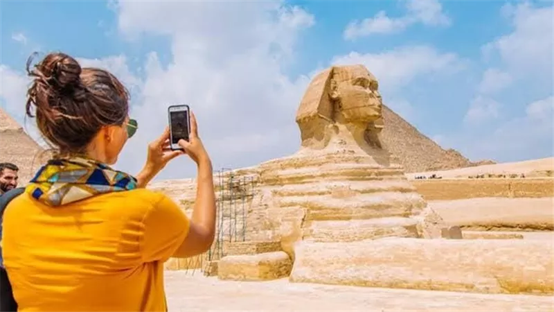 وزير السياحة والآثار يصدر قراراً وزارياً بزيادة أجر المرشد السياحي في مصر